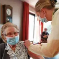  ?? FOTO RR ?? Rusthuisbe­woonster Jeanne Knaepen (97) kreeg gisteren haar (eerste) prik:
“Je voelt er gelukkig weinig
van.”