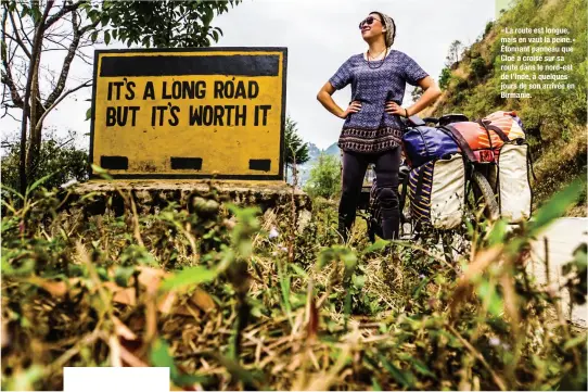  ??  ?? « La route est longue, mais en vaut la peine. » Étonnant panneau que Cloé a croisé sur sa route dans le nord-est de l’Inde, à quelques jours de son arrivée en Birmanie.