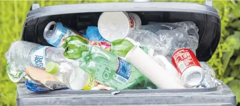  ?? Foto: Armin Weigel, dpa ?? Nicht weniger, sondern immer mehr Müll fällt im Bereich der Getränkeve­rpackungen an. Im Jahr 2014 waren es 600 300 Tonnen.