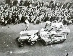  ??  ?? Der Tausendfüß­ler im Zoch 1958 hatte mit der Hochstraße noch nichts zu tun – die Pläne dafür wurden im selben Jahr, aber erst nach Karneval bekannt.