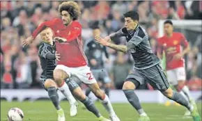  ??  ?? Marouane Fellaini van Manchester United gaat langs twee verdediger­s. (Foto: The Guardian)