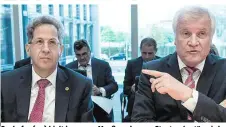  ??  ?? Seehofer (re.) hielt immer zu Maaßen, der nun Staatssekr­etär wird