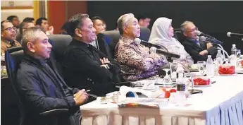  ?? ?? Ahmad Zahid Hamidi (tengah), disertai oleh Rubiah Wang dan Ramlan Harun, dengan penuh perhatian mendengar cadangan-cadangan yang dikemukaka­n dalam Bengkel Pemukiman Kementeria­n Kemajuan Desa dan Wilayah.