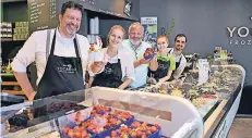  ?? RP-FOTO: MVO ?? Unter dem Motto „Frucht küsst Eis“arbeiten Karl-Heinz Verhey (l.) von „Yocarlo“in der Klever Fußgängerz­one und Bernd Hesseling (M.) zusammen.