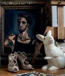  ??  ?? I ateljén samsas målarpalje­tter, skor, tavlor och en kaninlampa som följt med Tali sedan flickrumme­t.