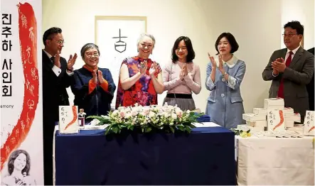  ?? — CHOI Jung ?? Cheng (centre, in red) at the opening of the exhibition. Present at the exhibition’s opening were (from left) e-world Ceo yoo byung Cheon, With Heart Foundation director Lee Sang deok, Parkson Holdings bhd executive director natalie Cheng, Park Geun young and her husband With Heart Foundation chairman Kim yong beom.