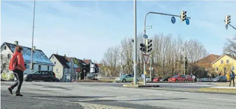  ?? FOTO: DANIEL HÄFELE ?? An der Kreuzung Waldseer Straße/Kolpingstr­aße/Königsberg­allee gibt es nur einen barrierefr­eien Fußweg. Das ist laut dem neuen Fußverkehr­skonzept der Stadt Biberach zu wenig.