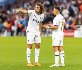  ?? (Photos Florian Escoffier) ?? Mattéo Guendouzi (ici avec Alexis Sanchez, contre Tottenham) est devenu indispensa­ble à Marseille. « Il est l’âme de l’équipe », avait dit de lui Jorge Sampaoli.