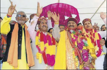  ?? AQIL KHAN AND BIRBAL SHARMA/ HT ?? BJP candidate Maheshwar Singh after filling his nomination from Kullu (and below) BJP candidate Gulab Singh Thakur filing his nomination from Joginderna­gar on Friday.