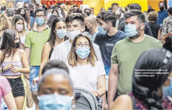  ?? Manu Mitru ?? Paseantes con mascarilla en el centro comercial La Maquinista, en Barcelona, ayer.