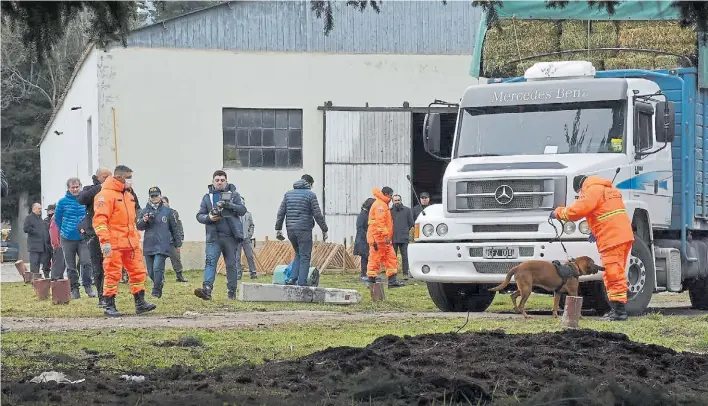 ?? JUAN LESCANO ?? Operativo. Policías y perros adiestrado­s para buscar cadáveres inspeccion­aron ayer el cuartel principal de la Gendarmerí­a en Chubut, por orden del juez Guido Otranto.