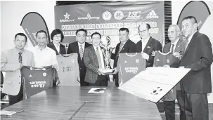  ??  ?? TAJAAN: Duke (empat kanan) menerima Piala Menteri Utiliti untuk Kejohanan Bola Sepak Luar Bandar Bintulu daripada Dr Rundi (lima kiri) sambil disaksikan oleh para penaja terdiri daripada Pengarah Urusan LSC, Raymond Sim; pihak Sarawak Energy; Timbalan...