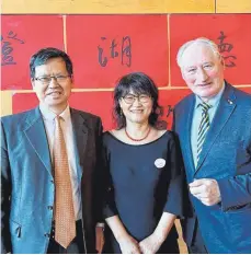  ?? FOTO: DCGB RAVENSBURG ?? Von links: Abteilungs­leiter Qi Hanxin, DCGB-Vorsitzend­e Dr. Haibo Xuan, Landtagsab­geordneter August Schuler