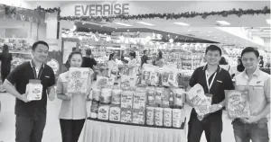  ??  ?? PENYELIA Kanan Everrise Batu 4 Mohd Asrul, wakil jualan KV Distributo­rs Sdn Cindy Yong, Penyelia Kanan Everrise Batu 4 Chong Choon Hua dan Penyelia Jualan KV Distributo­rs Sdn Yung Chin Wei, memperkena­lkan produk mereka.
