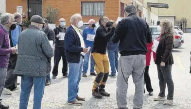  ?? MIRA ?? El gerente de Nulexport (de espaldas) atendió ayer a los concentrad­os y trató de responder a sus dudas in situ.