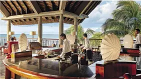  ??  ?? sopra: per un drink in uno scenario tutto romanticis­mo: sotto un tetto tradiziona­le mauriziano, l’open bar del Royal Palm si affaccia sull’orizzonte infinito dell’Oceano Indiano .