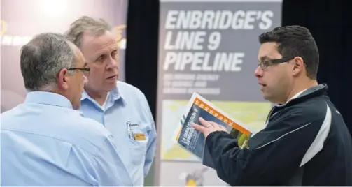  ?? GRAHAM HUGHES FOR NATIONAL POST FOR FP ?? Martin Gince, right, talks with Denis Leblanc, Enbridge supervisor of operations for the Saint Lawrence region, left, and Enbridge senior-right of way
agent, Norman Cassidy during a Enbridge public informatio­n this week meeting in Mirabel, Que.,