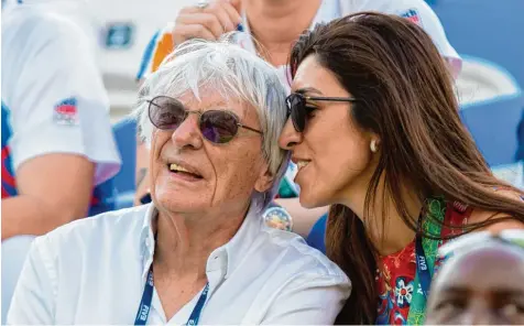  ?? Foto: Srdjan Suki, dpa ?? Hat zukünftig mehr Zeit für die schönen Seiten des Lebens: Bernie Ecclestone mit seiner Ehefrau, der Brasiliane­rin Fabiana Flosi.