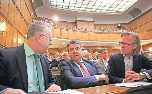  ??  ?? Sigmar Gabriel (M.) zwischen Michael Hoch (l.), Rektor der Universitä­t Bonn, und Politikwis­senschaftl­er Volker Kronenberg.