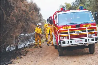  ?? Picture: MATT THOMPSON ?? CLOSE ONE: Firefighte­rs control the spread of the burn in the Meehan Range.