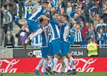  ??  ?? ALEGRÍA. Los jugadores del Espanyol celebran uno de los goles del domingo ante el Sevilla.