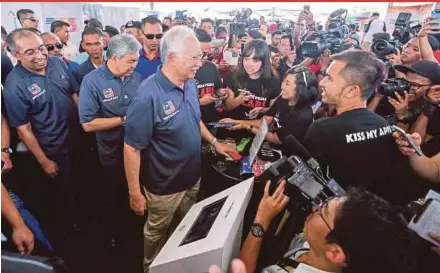  ?? PIC BY FARIZ ISWADI ISMAIL ?? Prime Minister Datuk Seri Najib Razak visiting the Media Prima Bhd and New Straits Times Press booth in Putrajaya yesterday. With him are Deputy Prime Minister Datuk Seri Dr Ahmad Zahid Hamidi and Communicat­ions and Multimedia Minister Datuk Seri Salleh Said Keruak.