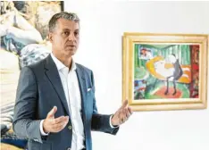  ?? Foto: Matthias Balk, dpa ?? Robert Ketterer, Leiter des Auktionsha­uses Ketterer Kunst, vor dem Ölgemälde „Kin‰ der“von Erich Heckel.