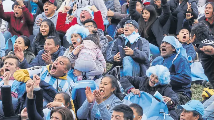  ?? Hernán Zenteno ?? En la Plaza San Martín, ayer, miles de personas se reunieron para ver el partido en una pantalla gigante