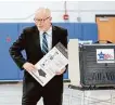  ?? ?? Mayoral candidate and former Chicago Public Schools CEO Paul Vallas casts his ballot.