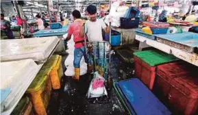  ??  ?? Cleanlines­s is a major issue in wet markets.