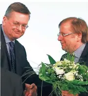 ?? FOTO: REUTERS ?? Mehr Schein als Sein: So einig wie bei diesem Treffen vor zwei Jahren sind sich DFB-Präsident Reinhard Grindel (l.) und sein Vize Rainer Koch (r.) heute wohl nicht mehr.