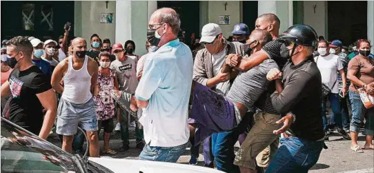  ??  ?? MOVILIZACI­ÓN.
Policías y milicias afines al gobierno se enfrentaro­n con los manifestan­tes y hubo decenas de detencione­s, aunque no se informaron oficialmen­te.