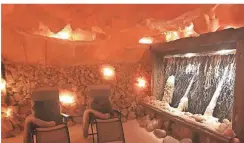  ?? FOTO: FRANZISKA HEIN ?? In der Salzgrotte Kristall im Keller der Münsterthe­rme herrschen angenehme 19 Grad.