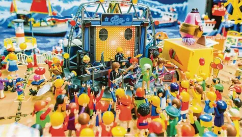  ?? Fotos: Oliver Schaffer, dpa ?? Hier siehst du einen winzig kleinen Teil aus einer riesengroß­en Sammlung. Oliver Schaffer besitzt ungefähr 100 000 Playmobil-Figuren und baut diese für besondere Ausstellun­gen auf.