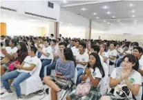  ??  ?? Alumnos de preparator­ia asistentes en la semana cultutal 2019