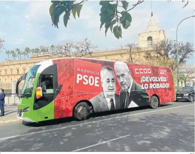  ?? M.G. ?? El autobús fletado por Vox, ayer junto al Parlamento andaluz.