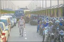  ?? AMAL KS/HT PHOTO ?? Commuters queue up on NH-24 as Delhi Police personnel check identity cards n in New Delhi on Monday.