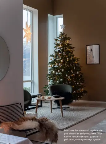  ??  ?? Med over fire meters takhøyde er det god plass til et gedigent juletre. Silje har en forkjaerli­ghet for julekuler i gull, brunt, svart og naturlige nyanser.