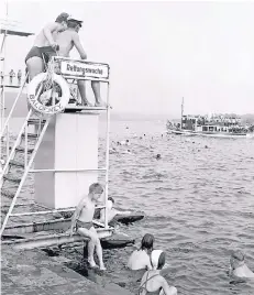  ?? FOTO: DPA/WILLY VAN HEEKERN ?? Die Aufnahme aus dem Jahr 1963 zeigt die Badestelle am Essener Baldeneyse­e, die gestern wiedereröf­fnet wurde.