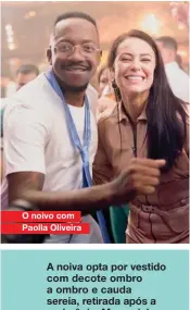  ??  ?? O noivo com Paolla Oliveira A noiva opta por vestido com decote ombro a ombro e cauda sereia, retirada após a cerimônia. Mumuzinho usa terno com abotoament­o lateral azul.