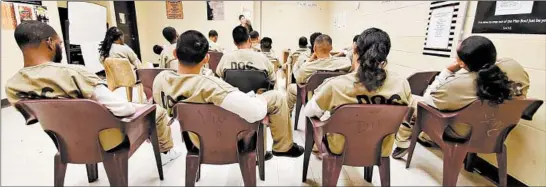  ?? LARA WEBER/CHICAGO TRIBUNE ?? Cook County Jail inmates in the Sheriff ’s Anti-Violence Effort at a discussion about spirituali­ty led by Alyssa Weaver, a forensic psychology grad student working as an intern at the jail.