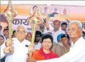  ?? HT PHOTO ?? Former chief minister Bhupinder Singh Hooda, Haryana Congress chief Kumari Selja and former chief parliament­ary secretary Prahlad Singh Gillankher­a in Fatehabad on Thursday.