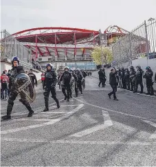  ??  ?? Polícia é acusada de comportame­nto violento