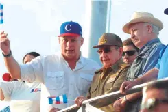  ??  ?? LA HABANA. El presidente Díaz-Canel y Raúl Castro.