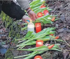  ?? FOTO: TANJA BOSCH ?? Freunde und Mitschüler haben am Tatort unterhalb des Gigelbergs Blumen niedergele­gt und Kerzen angezündet.