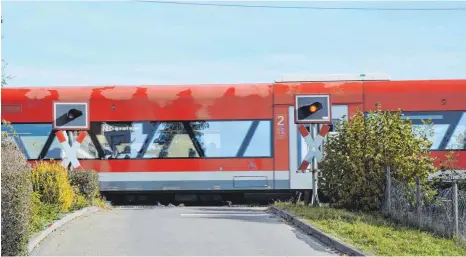  ?? FOTO: CHRISTOPH KLAWITTER ?? Unbeschran­kter Bahnüberga­ng an der Bismarckst­raße: Es gibt nun doch keine Umfrage zu diesem Thema in der Gemeinde.