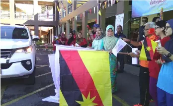  ??  ?? Fatimah (fourth right) flags off the event. She is flanked by Saadiah and Abang Shamshudin.