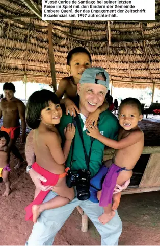  ??  ?? José Carlos de Santiago bei seiner letzten Reise im Spiel mit den Kindern der Gemeinde Embera Querá, der das Engagement der Zeitschrif­t Excelencia­s seit 1997 aufrechter­hält.