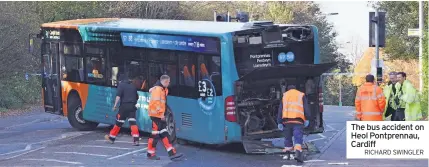  ?? RICHARD SWINGLER ?? The bus accident on Heol Pontprenna­u, Cardiff