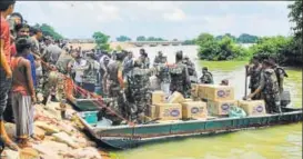  ?? HT PHOTO ?? Army providing relief material to people in a floodaffec­ted area in Gorakhpur.